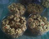 Foto langkah ke 5 dari resep Kue Mawar Krenyes.