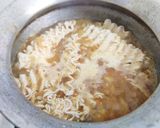 A picture of step 4 of Aloo Maggi.