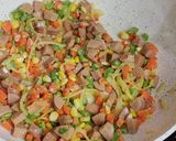 Foto langkah ke 4 dari resep Roti Tawar Goreng isi Ragout.