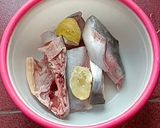 Foto langkah ke 1 dari resep Asem Asem Ikan Patin Bumbu Kuning.