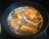 Foto del paso 5 de la receta: Bastoncillos de perca empanados con cebolla caramelizada