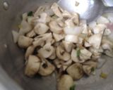 टमाटर मशरूम और नूडल्स सूप (Tamatar mushroom aur noodles soup recipe in Hindi) रेसिपी चरण 2 फोटो
