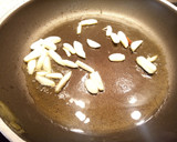 Foto del paso 1 de la receta: Salteado de gambas y champiñones
