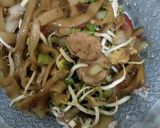 Foto langkah ke 1 dari resep Kwetiau goreng bakso toge ala Eko Harjo.