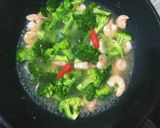 Foto langkah ke 3 dari resep Tumis brokoli udang.