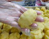 Foto langkah ke 7 dari resep (625) Kroket kentang isi daging. (Premium) (Frozen).