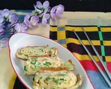 Foto langkah ke 3 dari resep Tamagoyaki / telur dadar gulung bunga bawang.