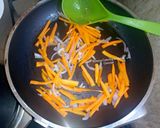 A picture of step 4 of Fried eggs with stir fry noodles.
