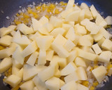 Foto del paso 1 de la receta: Guiso de patatas con albóndigas de pollo y pavo