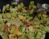 Foto langkah ke 3 dari resep Tumis Timun Telur.