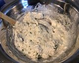 Une image de l'étape 7 de Salade de concombres marinés au chèvre frais, citron, oignon rouge et persil.