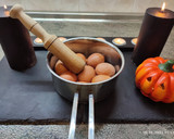 Foto del paso 1 de la receta: Aperitivos Halloween: Huevos Nido de Araña y Huevos con Vomito Verde