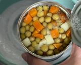 Foto del paso 2 de la receta: Ensalada Primavera Con lentejas, Arroz Y Nuggets 🍚🥕