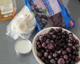 A picture of step 1 of Blueberry Banana Smoothie ice popsicles 💜💜.