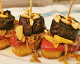 Foto del paso 10 de la receta: Pincho de Morcilla con Piquillos, Cebolla caramelizada y Piñones