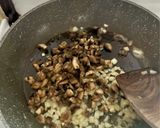 Foto langkah ke 3 dari resep Minced Beef Mushroom Saute.