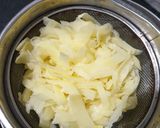 A picture of step 1 of Tender potato chivda.