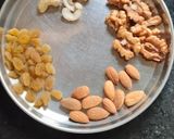 केला ड्रायफ्रूट्स स्मूदी रेसिपी चरण 1 फोटो