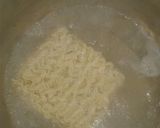 Foto langkah ke 2 dari resep Omelet Mie Sederhana.