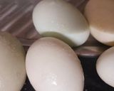 Hình bước làm 1 của món Trứng chiên với lòng trắng trứng muối