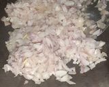 A picture of step 2 of Onion Tomato Sandwich.