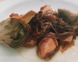 Foto del paso 7 de la receta: Calamarcitos con cebolla caramelizada 🧅 y alcachofas confitadas