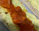 Foto del paso 5 de la receta: Tosta de hummus de aguacate con tomate balsámico y queso curado.🧀🥑🧀