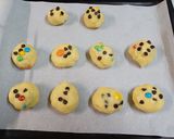 Foto del paso 3 de la receta: Galletitas con chips y confites