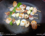 Foto del paso 3 de la receta: Brochetas de gambas, calamar y sepia