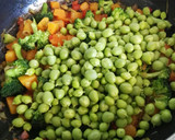 Foto del paso 9 de la receta: Guisantes frescos con verduras y huevo