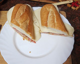 Foto del paso 4 de la receta: Bocadillo de lomo adobado con pimiento, cebolla y queso
