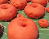 Foto langkah ke 8 dari resep Donat Maizena Merah Putih.