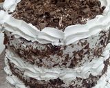 A picture of step 19 of Two tier vanilla and chocolate cake 🎂.