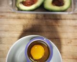Foto del paso 3 de la receta Aguacate al horno relleno de salmón y huevo