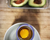 Foto del paso 3 de la receta: Aguacate al horno relleno de salmón y huevo