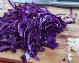 Foto del paso 3 de la receta: Alubias estofadas con lombarda al ajillo, chorizo y jamón