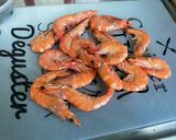 Une image de l'étape 1 de Salade de crevettes sauvages aux tomates, coriandre et citron.