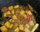 Foto langkah ke 6 dari resep Tumis Ikan Pe Tahu Kecap.
