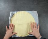 Une image de l'étape 7 de Galette des rois au chocolat.