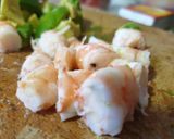 Foto del paso 1 de la receta Salmón a la plancha con ensalada de aguacates y langostinos