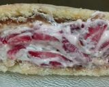 Foto del paso 6 de la receta: Arrollado de frutillas, crema y dulce de leche