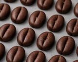 Foto del passaggio 5 della ricetta Chicchi di caffè al cioccolato