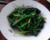 Hình bước làm 2 của món Ngọn bí xào tỏi