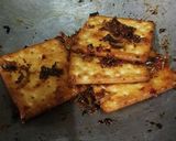 Gambar langkah 3 resipi Biskut Tawar Sambal.