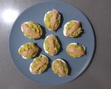 Foto del paso 3 de la receta: Huevos rellenos de aguacate y atún con salmón ahumado