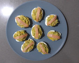Foto del paso 3 de la receta: Huevos rellenos de aguacate y atún con salmón ahumado