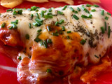 Pechuga de pollo marinada con tomate y queso