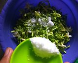 Foto langkah ke 2 dari resep Tumis Kangkung Bunga Pepaya.