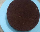 A picture of step 4 of 2 pond chocolate spong cake.