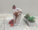 A picture of step 2 of Strawberry shake with chocolate sauce.
